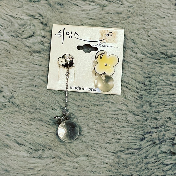 Beautiful Korean white Flower earrings - Picture 1 of 2